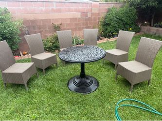 Pattio Set with 6 Chairs - Great Condition