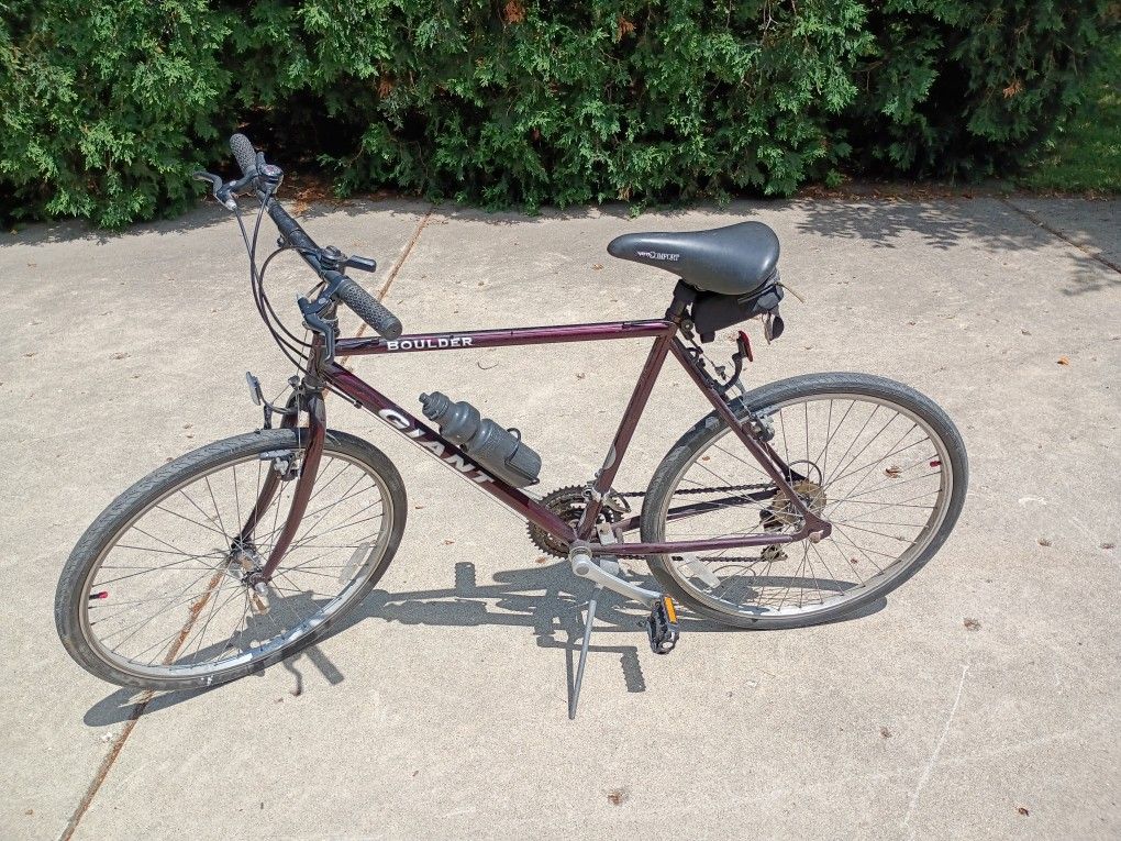 Used Bicycle: GIANT Boulder 2.0