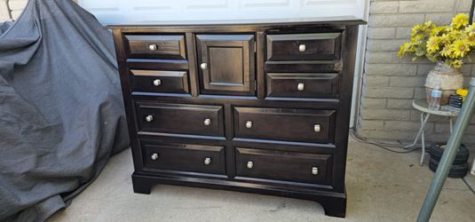 **Beatiful Solid Wood 8 Drawers + door dresser **