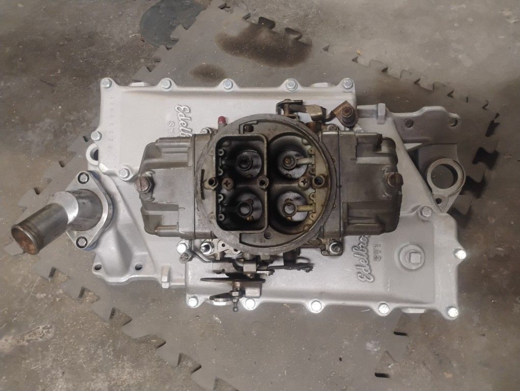 Edelbrock SY1 SBC Intake w/ Holley 4 Barrel Carburetor 