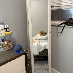 Mirrored jewelry cabinet / Espejo con almacenamiento