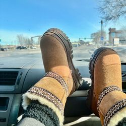 Women Uggs Wore Once To Small 
