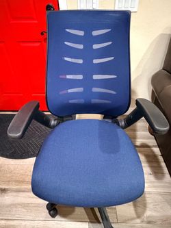 Carnegie Avenue Mesh Swivel Office Chair in BLUE