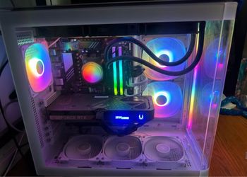 Skytech King 95 PC - Ryzen 7 9700X, RTX 5070, 32GB RAM, 2TB SSD