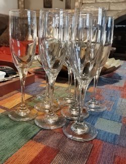 8 GLASS CHAMPAGNE FLUTES