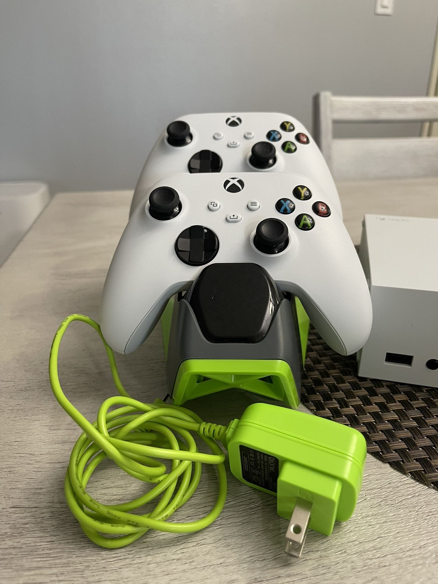 Xbox Mas Dos Controles Inalámbricos Y Cargador Doble 