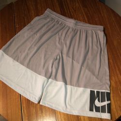 NWT Mens Nike Drifit Size XXL Grey And White Shorts With Pockets