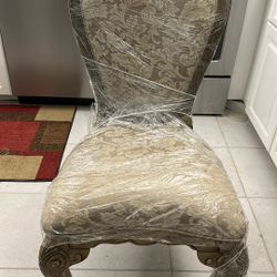 Dining room chair in excellent condition. No stains. 