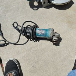 Makita 9533B angle grinder,