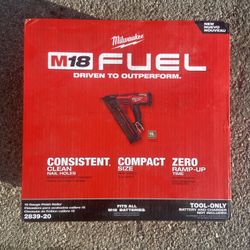 Milwaukee M18 FUEL 15 Gauge Angled Finishing Nailer 