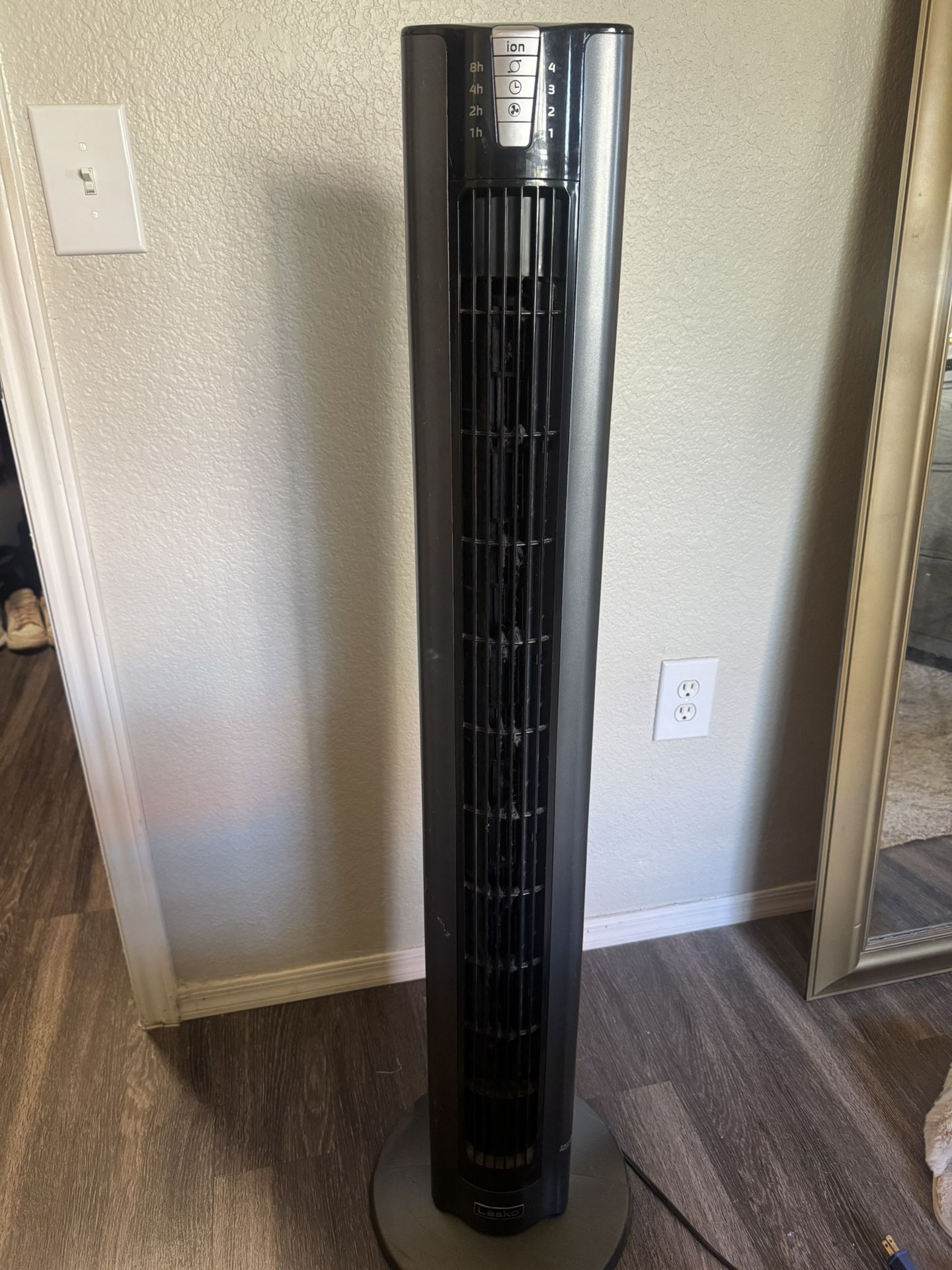 Oscillating Tower Fan With Remote