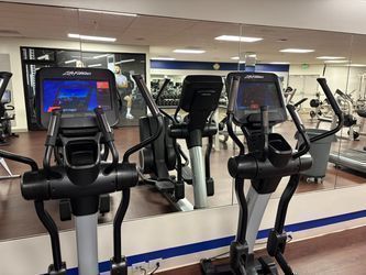 Life Fitness SE3 Elliptical Cross Trainer  LOW HOURS