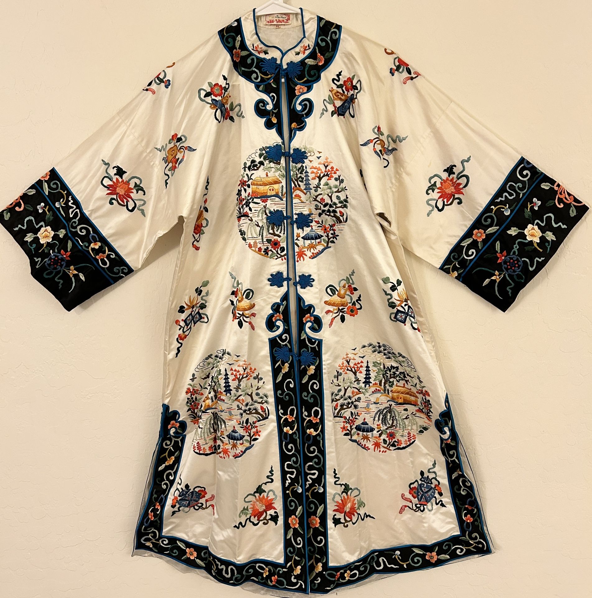 Vintage Bai Hua silk embroidered robe/kimono