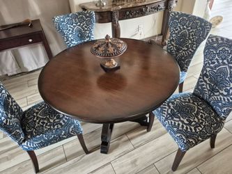 PIER ONE beautiful set ta and 4 chairs