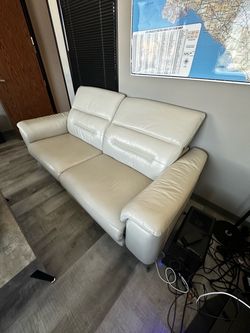 Modern Leather Power Reclining Loveseat – USB Ports – Great Condition