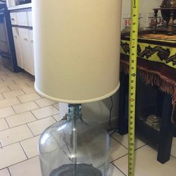 LÁMPARA ANTIGUA DE CRISTAL CON BASE DE BOTELLON DE AGUA