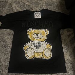 Moschino size medium shirt UNISEX