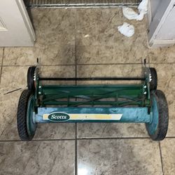 Scott’s classic 20 inch push reel lawnmower
