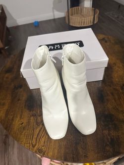 Women shose saze 6 Worn only once, like new, comes with the box. $12.