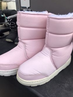 Ladies size 6 winter boot, pink