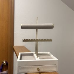 Cupcakes And Cashmere Jewelry Stand