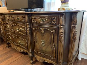 Wood ornamential dresser nice conditions
