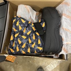 Size 4 Northside Thermolite boots for kids are available in various styles, including the popular Frosty and Duck Boot models, often featuring 200g in