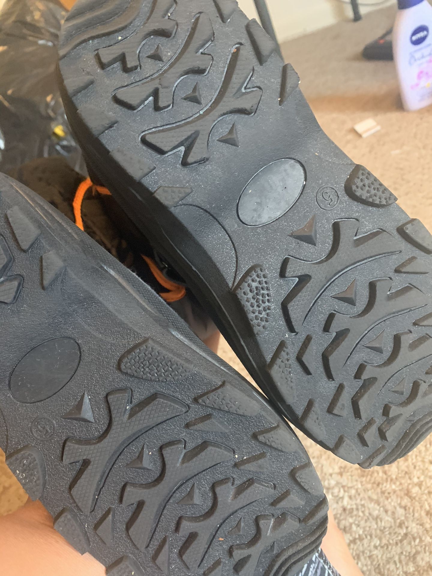 Kids size 5 snow boots