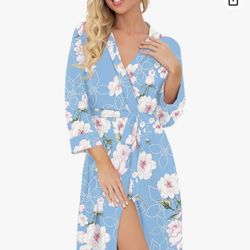Women Kimona Short Soft Lightweight Robe. New Size M  See Pictures