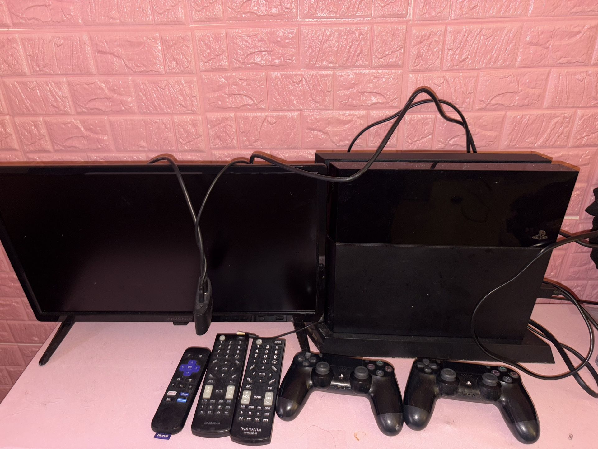 PS4, 2 Controllers, Roku, 22 Inch Insignia TV