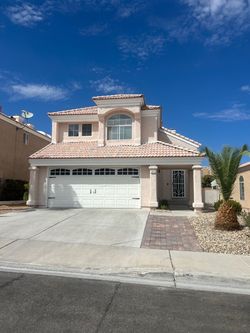 Beautiful true story home near lakes