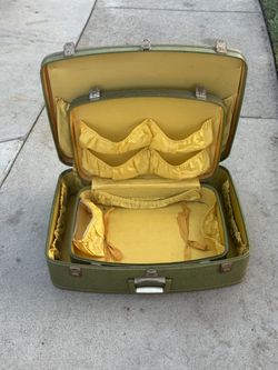 Set Of 2 Green Vintage Suitcases With Key