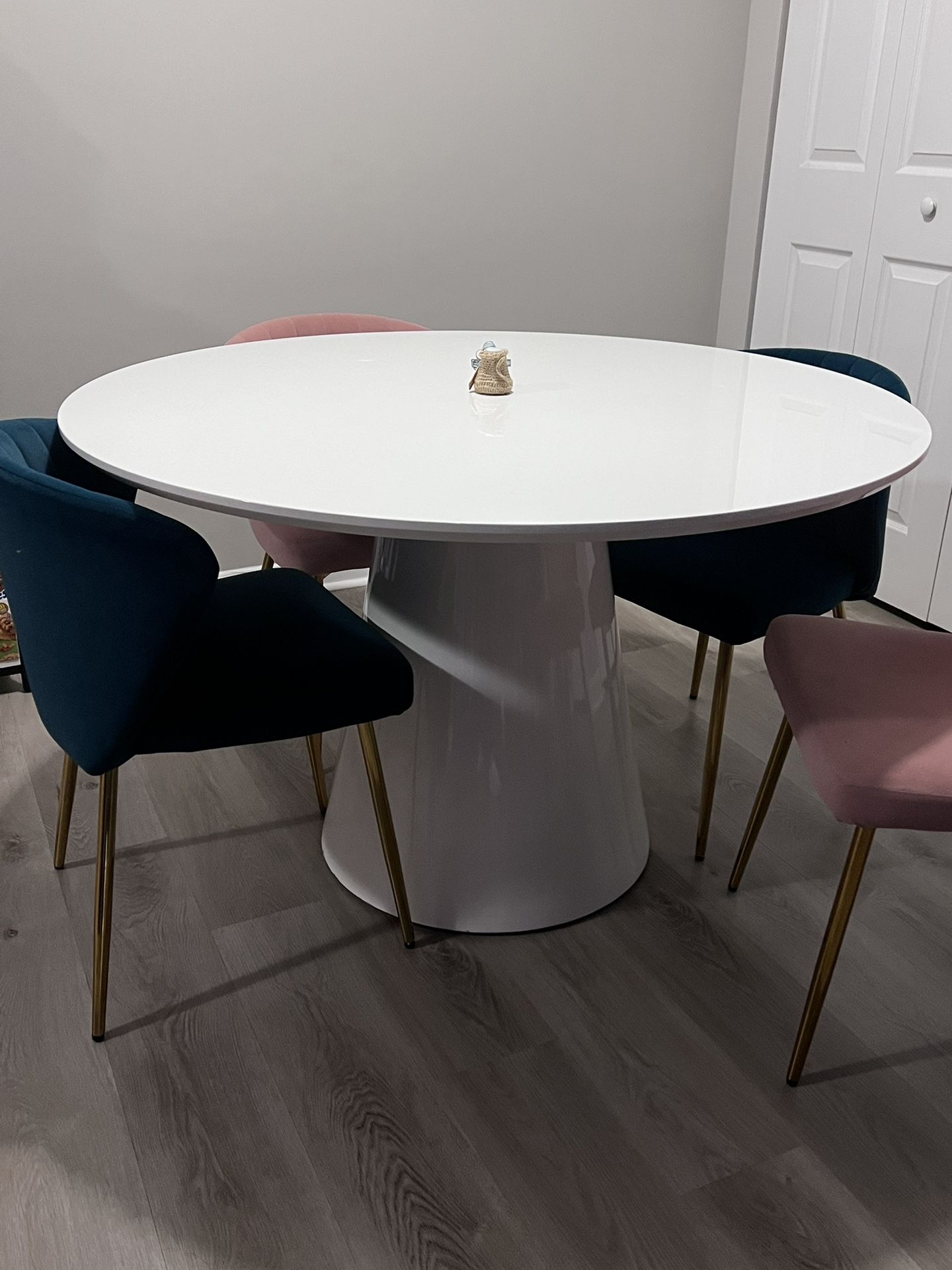 Tierra Statement Pedestal Round Dining Table - Luxury Modern Design