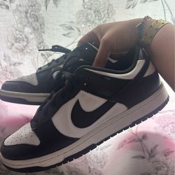 Nike panda dunks woman’s size 8