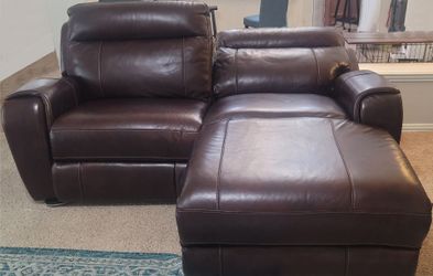 Havertys  Leather Loveseat w/Chaise - Recline + USB