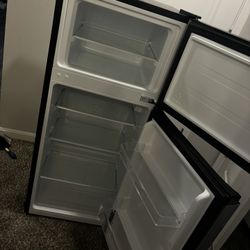 Hisense Mini Fridge 4.4 Cubic Ft With Freezer 