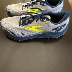 Men’s Brooks Runners!!!!! Size 13