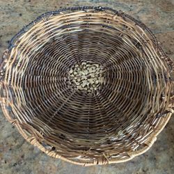 Rattan Paper Plate Holder
