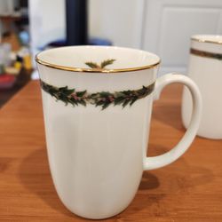 set of 4 Christmas Classic Christmas Mug; illustrated by Roberto Luciancarlo, excellent condition 