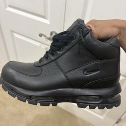 Black nike boots size 9