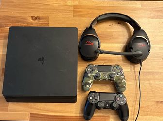 Ps4 Slim Bundle 2 controllers and headset