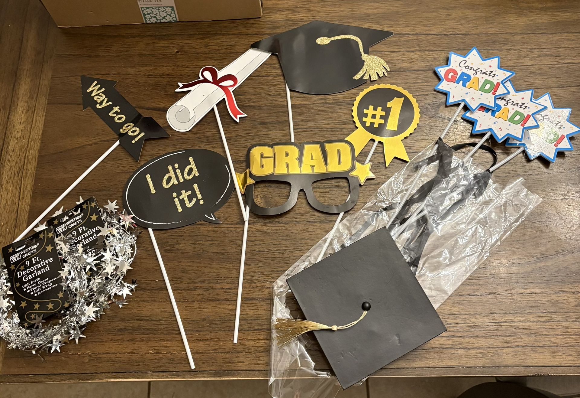 12 Piece Set Of Graduation Party Items