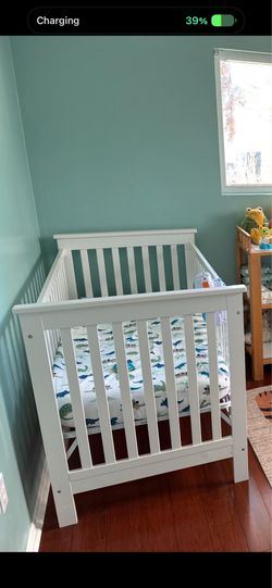 Crib, white wood adjustable height