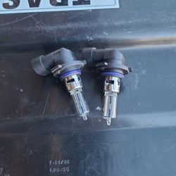 Brand New Pair Of 9005 Headlight Bulbs 