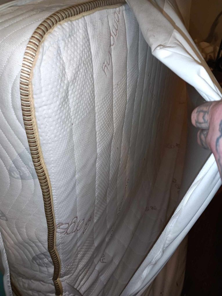 queen size mattress and boxspringz 235.00 like new!!!