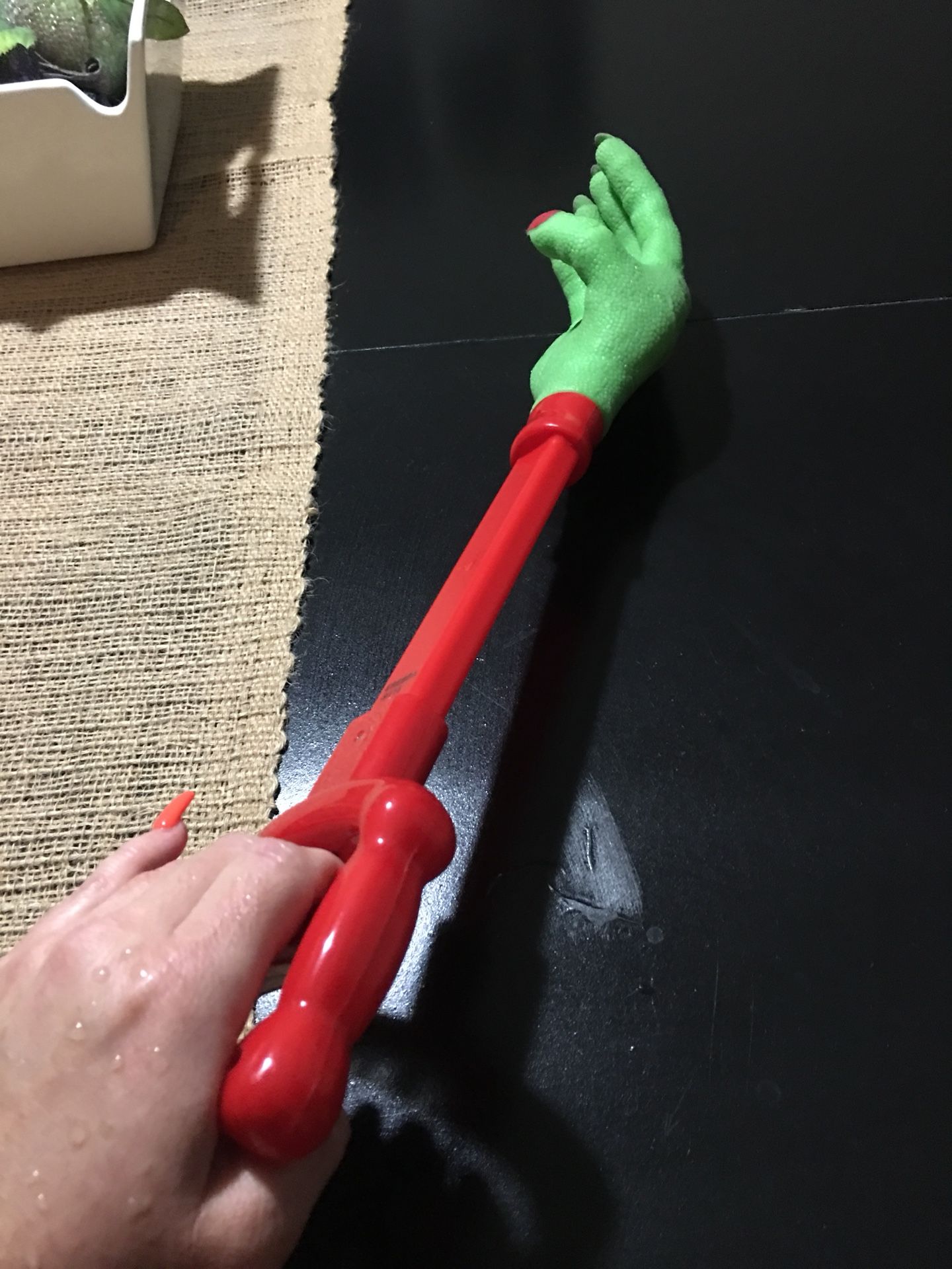 Skid toy witch graber hand