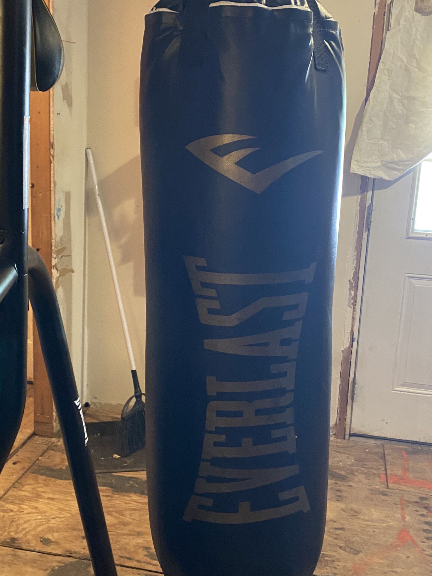 Stand and 100lbs punching bag with speed bag