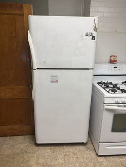 Working White Color Refrigerator