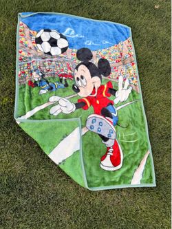 Vintage 1990’s Disney Mickey Mouse soccer thick blanket football