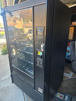 Snack vending machine